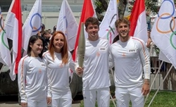 VIDEO - Leclerc sfila per le vie di Monaco con la Torcia Olimpica di Paris 2024