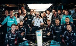 VIDEO, Mercedes: consegna speciale nel paddock per AlphaTauri 