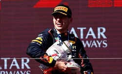 VIDEO - Norris, ma che combini? Apre lo champagne e rompe la coppa a Verstappen: era già successo a Silverstone