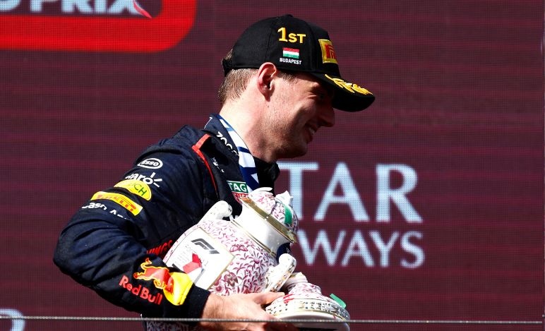 VIDEO - Norris, ma che fai? Apre lo champagne e rompe la coppa di Max: era già successo a Silverstone