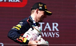 VIDEO - Norris, ma che fai? Apre lo champagne e rompe la coppa di Max: era già successo a Silverstone - VIDEO - Norris, ma che combini? Apre lo champagne e rompe la coppa a Verstappen: era già successo a Silverstone