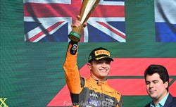 VIDEO - Norris, podio che vai... trofeo che rompi  