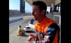 VIDEO - Ricciardo show nel paddock, il simpatico siparietto: quello è Vettel, è mio amico