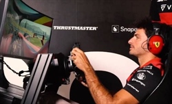 VIDEO - GP Austria, Spielberg al contrario? Sainz ci prova... - VIDEO - Sainz si diverte con gli amici di Ferrari Esports