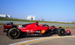 VIDEO - Sainz vuole guidare la SF23, ma Leclerc non si ferma: «Siamo in P1 baby!»