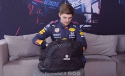 VIDEO - Verstappen presenta il suo nuovo casco per la stagione 2022 - VIDEO - Verstappen presenta il suo nuovo casco per la stagione 2022