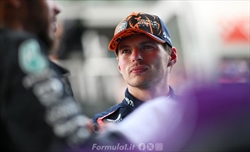 VIDEO - Verstappen si fa male al gomito giocando online: «Oh, mio Dio. Infortunio»