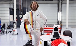 VIDEO - Vettel sfreccia a Silverstone con la McLaren di Ayrton Senna (SOUND ON) - VIDEO - Vettel sfreccia a Silverstone con la McLaren di Ayrton Senna (SOUND ON)