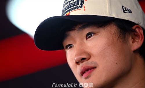 VIDEO - Yuki Tsunoda già virale in Brasile: Arriva in aeroporto e si perde!