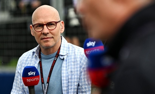 Villeneuve attacca Antonelli: «Deve concentrarsi sulle gare. Non si portano gli amici a lavoro»