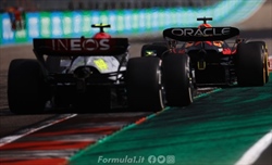 Villeneuve: «Max impressionante, ma Mercedes ha sbagliato. Lamentele via radio ormai fastidiose»