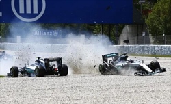 Vowles ricorda la lotta Hamilton-Rosberg e punge Schumacher: «Se sei antisportivo...» - Vowles ricorda la lotta Hamilton-Rosberg e punge Schumacher: «Se sei antisportivo...»