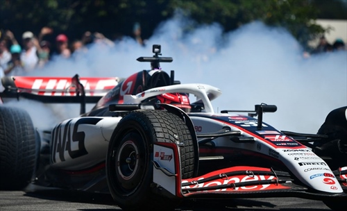 Vuoi assistere ai Test di Formula 1? Bastano solo 7 euro (e un volo per il Giappone) - Vuoi assistere ai Test di Formula 1? Bastano solo 7 euro (e un volo per il Giappone)
