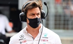 Hamilton 'mollato' da Wolff: Meritiamo coerenza, ma gli steward non hanno alcun pregiudizio - Wolff