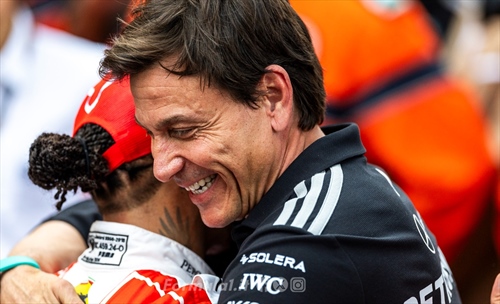 Wolff esalta Hamilton e Ferrari, poi esplode: «Perdere così è inaccettabile»