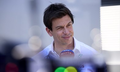 Wolff: «Gli sviluppi funzionano, lottiamo con Aston Martin. Verstappen? Ecco cosa ha in tasca»