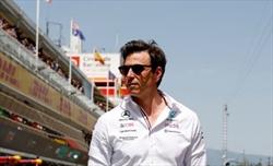 Wolff minimizza la strategia Red Bull: «Con Leclerc in lotta avrebbero fatto scelte diverse»