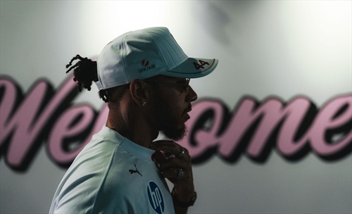 Wolff protegge Hamilton dalla critiche: «Non si è spento, può dare molto alla Ferrari»
