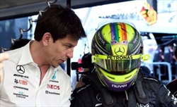 Wolff punzecchia Hamilton: «Il Rosso non gli dona, nel 2025 vedrà i nostri scarichi» - Wolff punzecchia Hamilton: «Il Rosso non gli dona, nel 2025 vedrà i nostri scarichi»