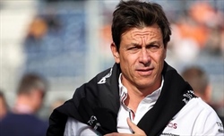 Wolff: «Restiamo con i piedi per terra. La vettura é ancora difficile da guidare»
