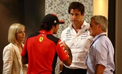 Wolff scoprì di Hamilton in Ferrari al telefono: «Mi chiamò Sainz Sr, e Vasseur...»