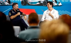 Wolff vuole Verstappen, Horner gioca la carta Russell per destabilizzare la Mercedes - Wolff vuole Verstappen, Horner gioca la carta Russell per destabilizzare la Mercedes