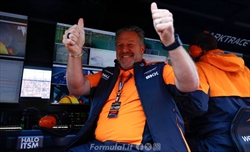 Zak Brown elogia la McLaren: «Prestazione fantastica». Poi scherza: Basta tatuaggi