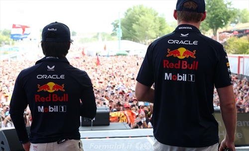 Red Bull pronta per Zandvoort: la «Orange Army» aspetta Verstappen e Tsunoda - Zandvoort: pioggia, tifo e incognite per Max e Yuki